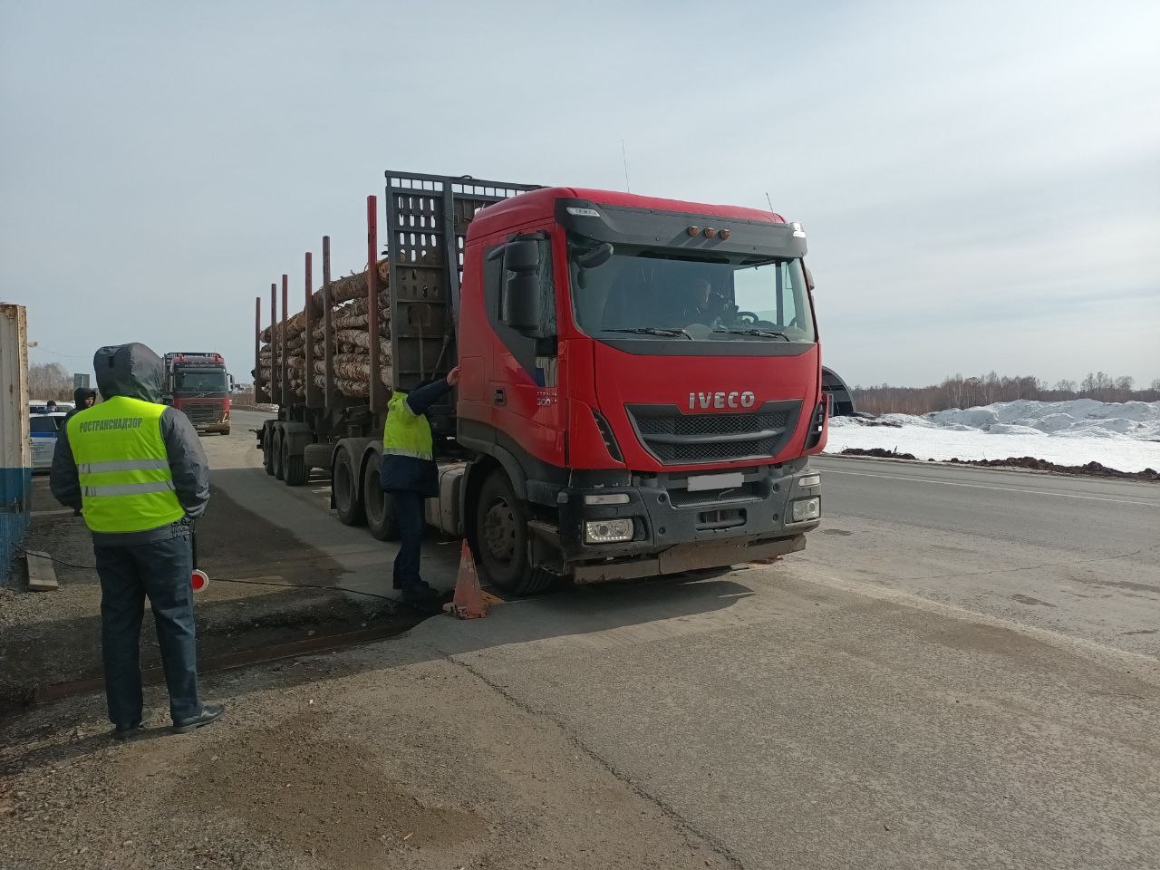 Сотрудниками МТУ Ространснадзора по СФО проводится контроль по соблюдению перевозчиками требований Правил движения тяжеловесного и крупногабаритного транспортного средства